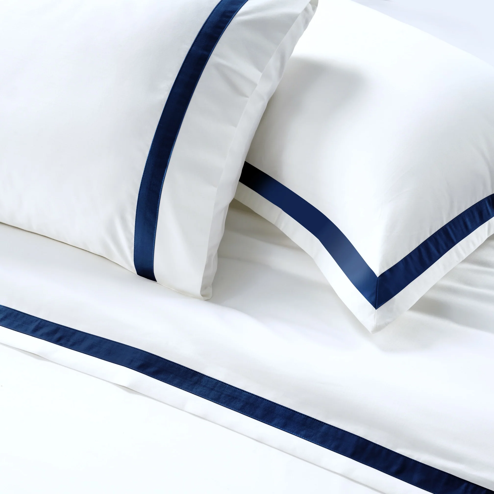 800 Thread Count Egyptian Cotton Heiress Bedding Set - White and Navy Peony - Image 3