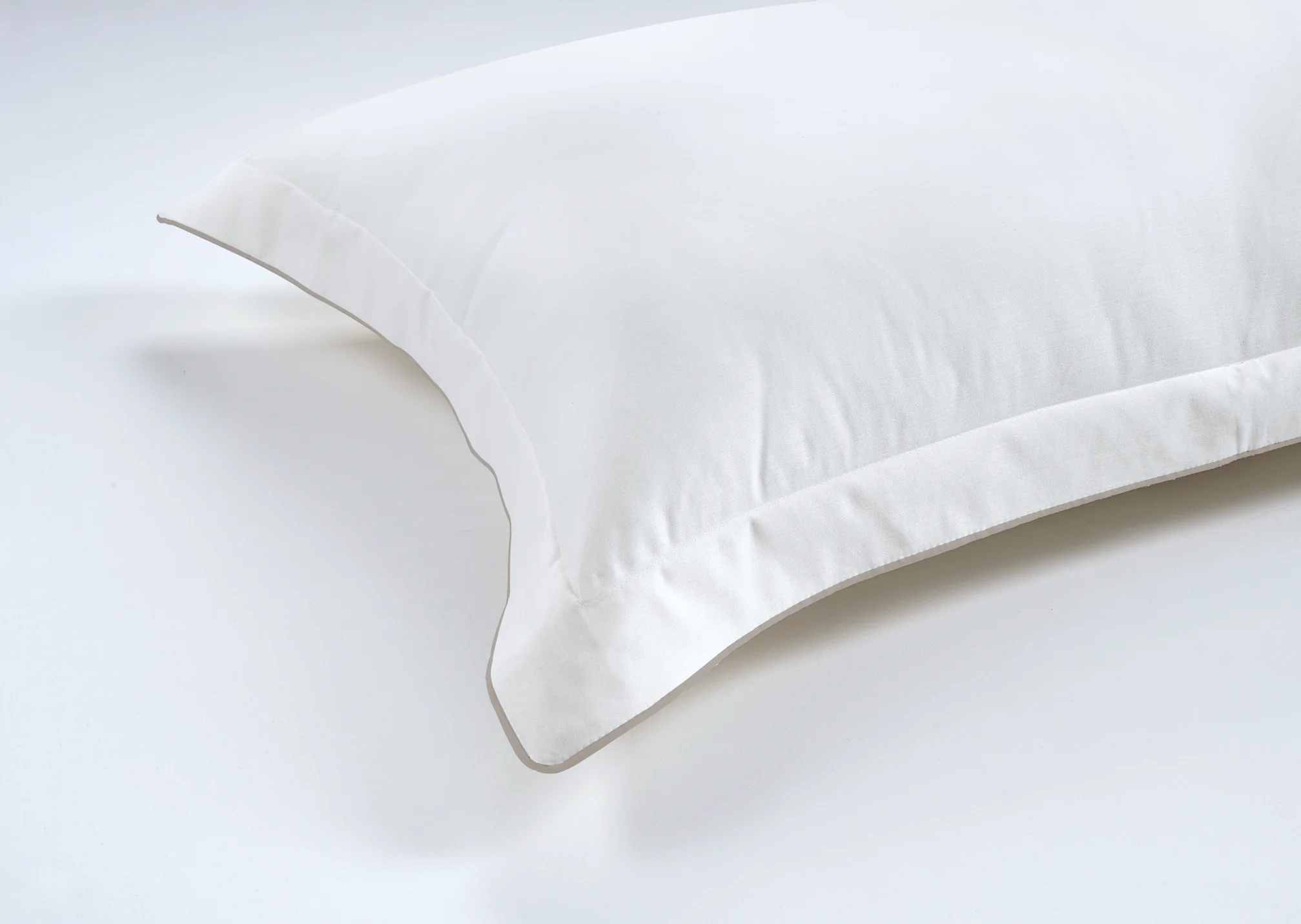 800 Thread Count Pair (2 Pillowcases) of Egyptian Cotton Duke of Bliss Lux Buttery Smooth Pillowcases - Brilliant White with Simply Taupe Accent - Image 2